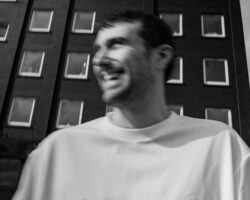Fred Again... organisera des ateliers de production gratuits pour les musiciens trans+ à Londres