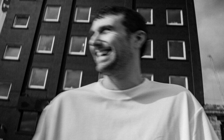 Fred Again… organisera des ateliers de production gratuits pour les musiciens trans+ à Londres Fred Again… organisera des ateliers de production gratuits pour les musiciens trans+ à Londres