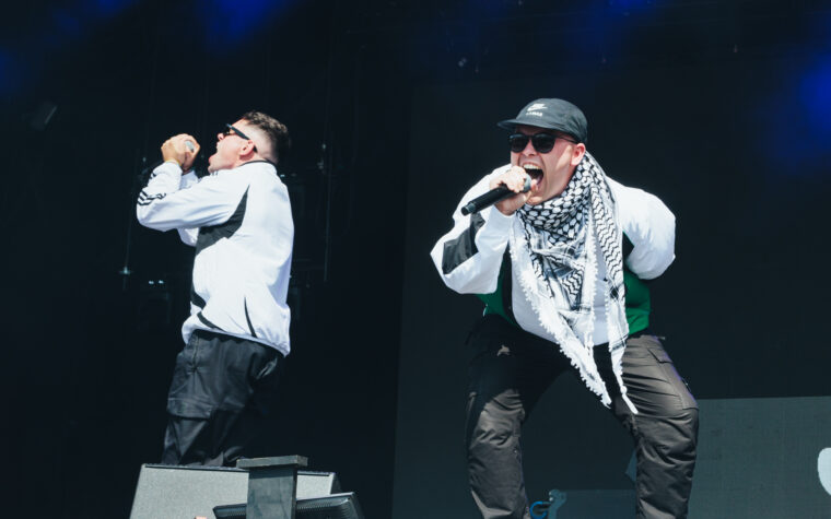 Les horaires fixés ont été révélés pour le grand spectacle de Kneecap au Crystal Palace Park avec The Mary Wallopers, Fat Dog et plus Les horaires fixés ont été révélés pour le grand spectacle de Kneecap au Crystal Palace Park avec The Mary Wallopers, Fat Dog et plus