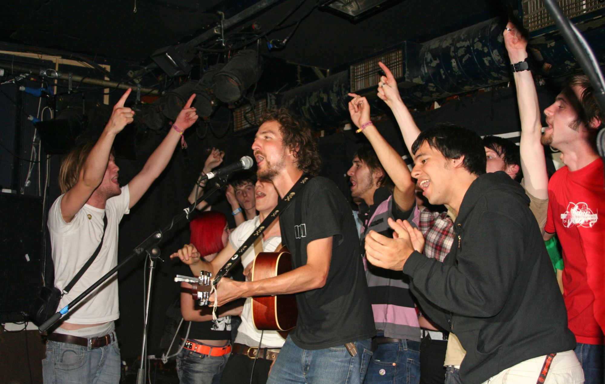 Frank Turner se produit au Camden Barfly en 2006 (Photo de Dan Griffiths/Avalon/Getty Images)