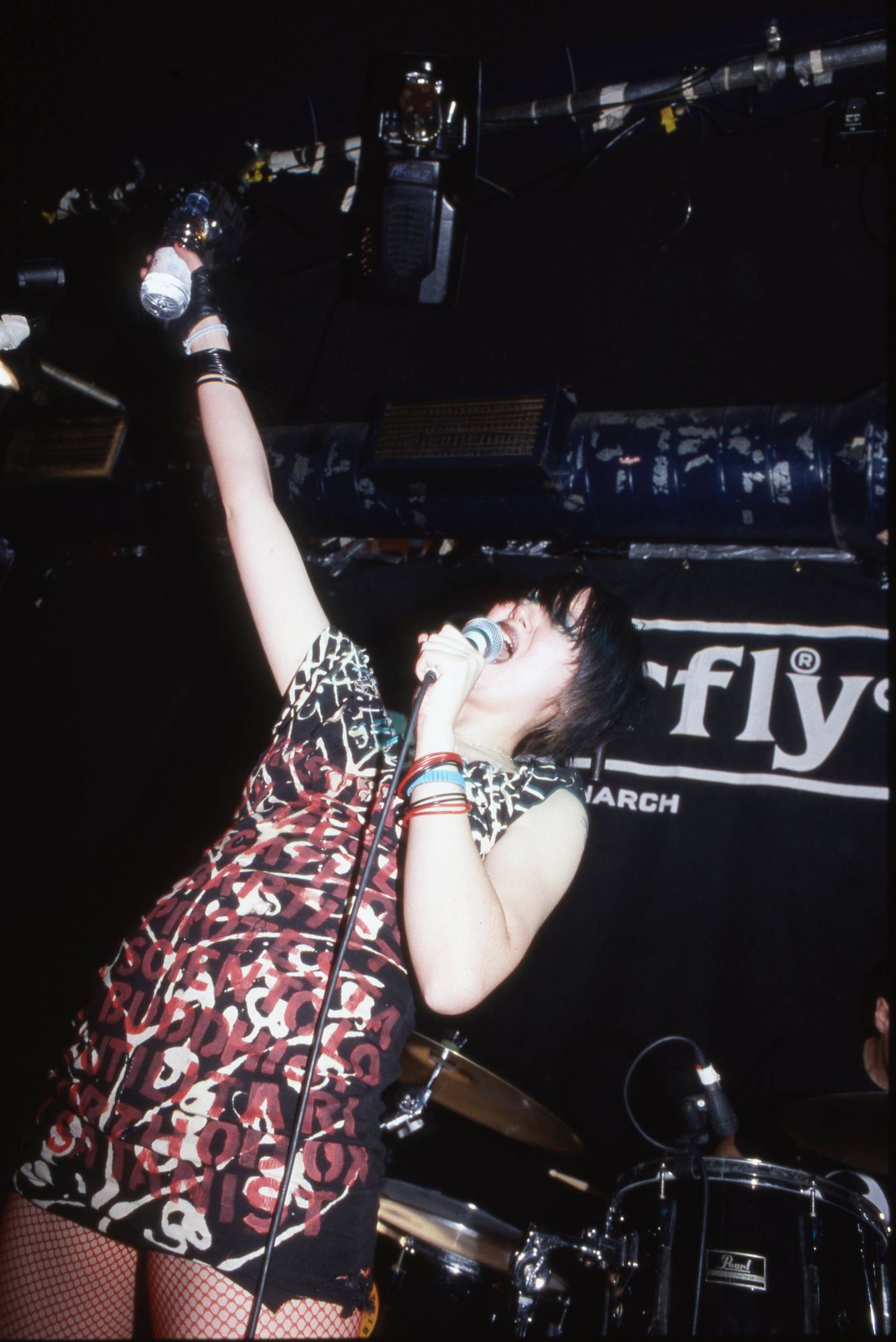 Karen O des Yeah Yeah Yeahs live au Barfly en avril 2002. (Photo de Martyn Goodacre/Getty Images)