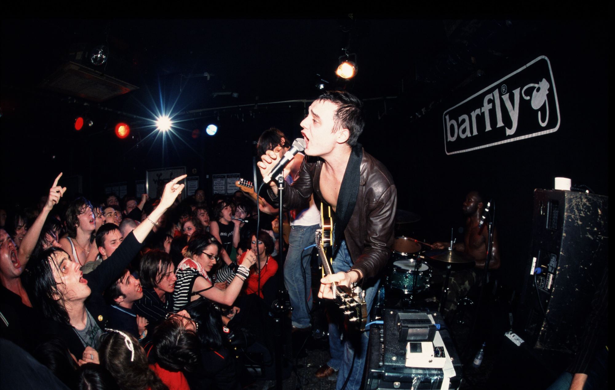 Les Libertines vivent à Barfly, Camden en octobre 2003. (Photo de John Powell/Avalon/Getty Images)