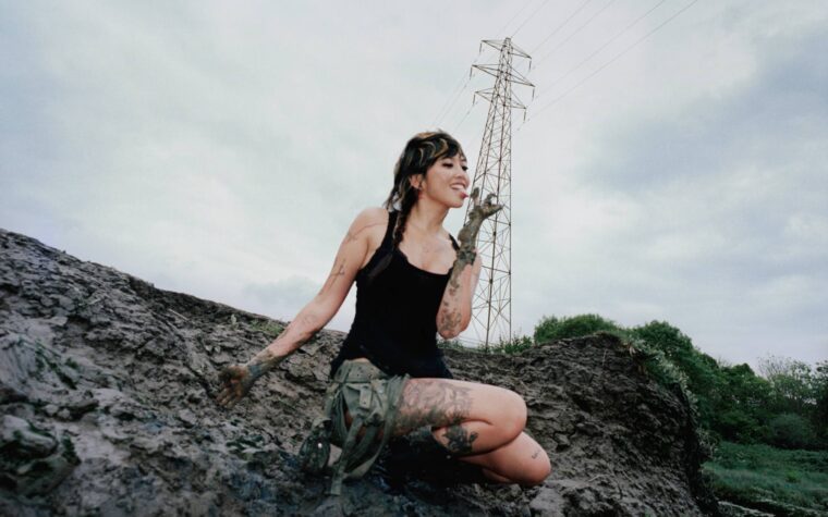 Beabadoobee annonce un nouvel album « Pylon » avec le single grunge « Sun Has Set » et sa toute première tournée dans les arènes au Royaume-Uni, en Europe et en Amérique du Nord Beabadoobee annonce un nouvel album « Pylon » avec le single grunge « Sun Has Set » et sa toute première tournée dans les arènes au Royaume-Uni, en Europe et en Amérique du Nord