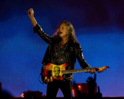 Après la controverse sur le T-shirt de Taylor Swift, Kirk Hammett de Metallica déclare que « pour le moment, l'écriture de chansons et la musique pop, c'est de la merde ».