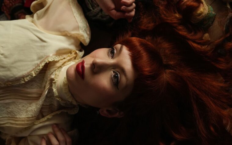 The Anchoress nous parle du single « Throw Over Your Man » de « l'hymne queer festif » avec James Dean Bradfield des Manic Street Preachers The Anchoress nous parle du single « Throw Over Your Man » de « l'hymne queer festif » avec James Dean Bradfield des Manic Street Preachers