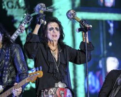 Alice Cooper remercie l'homme qui a retrouvé sa carte de crédit perdue avec une copie signée de son dernier album