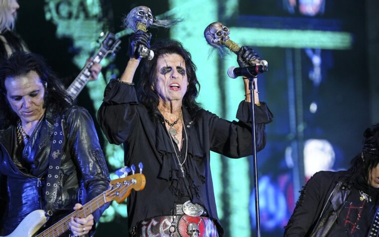 Alice Cooper remercie l'homme qui a retrouvé sa carte de crédit perdue avec une copie signée de son dernier album Alice Cooper remercie l'homme qui a retrouvé sa carte de crédit perdue avec une copie signée de son dernier album