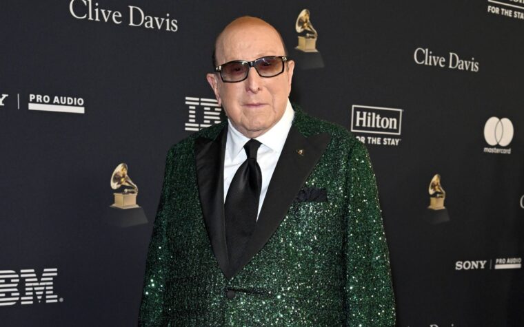 Clive Davis, magnat de la musique derrière Whitney Houston et Bruce Springsteen, est décédé à l'âge de 94 ans Clive Davis, magnat de la musique derrière Whitney Houston et Bruce Springsteen, est décédé à l'âge de 94 ans
