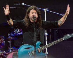 Dave Grohl réfléchit à sa jambe cassée alors que les Foo Fighters reviennent en Suède exactement 11 ans plus tard : « C'était mon émission Foo Fighters préférée de nos putains de vies »