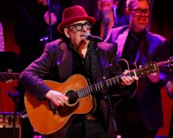 Elvis Costello à propos de la suppression du mot N de "Oliver's Army" : "Les gens disaient 'C'est réveillé'. Eh bien, allez vous faire foutre"