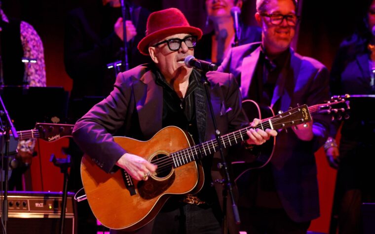 Elvis Costello à propos de la suppression du mot N de « Oliver's Army » : « Les gens disaient 'C'est réveillé'. Eh bien, allez vous faire foutre » Elvis Costello à propos de la suppression du mot N de « Oliver's Army » : « Les gens disaient 'C'est réveillé'. Eh bien, allez vous faire foutre »