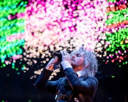 Flaming Lips annule son émission alors qu'ils partagent une photo de Wayne Coyne hospitalisé pour une pneumonie