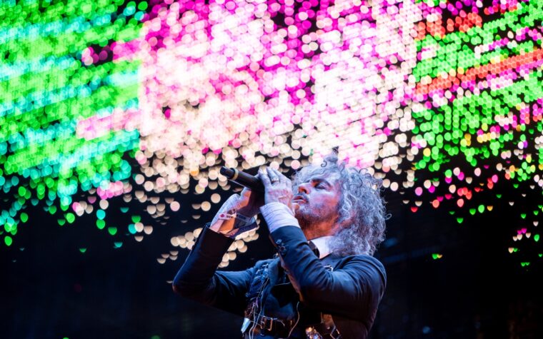 Flaming Lips annule son émission alors qu'ils partagent une photo de Wayne Coyne hospitalisé pour une pneumonie Flaming Lips annule son émission alors qu'ils partagent une photo de Wayne Coyne hospitalisé pour une pneumonie