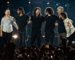 Foo Fighters coincé avec le petit ami de la fille de Dave Grohl et un homme habillé en Mentos à Liverpool