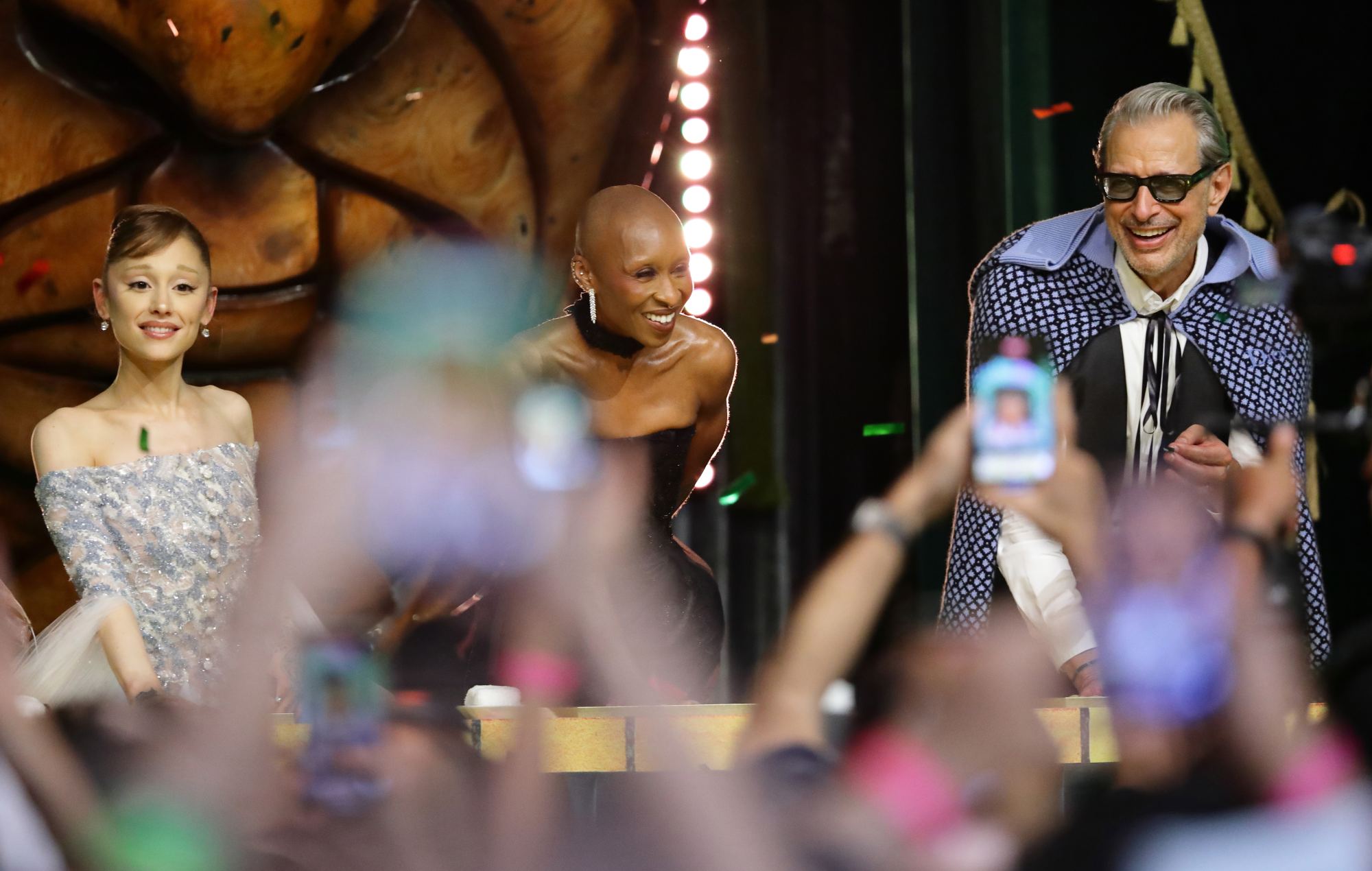 Ariana Grande, Cynthia Erivo et Jeff Goldblum lors de la cérémonie d'empreinte de la main de la première de
