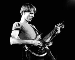 L'immense collection de disques personnels de l'icône de la télévision Tom Verlaine va être mise en vente