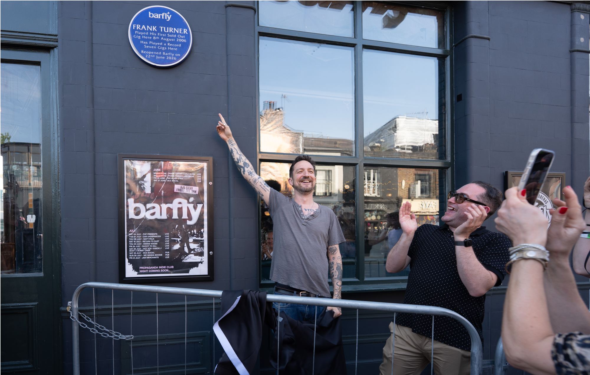 Frank Turner dévoile une plaque bleue lors de la réouverture de Camden Barfly. Crédit : Kevin O'Sullivan