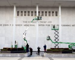 Le personnel du Kennedy Center commence à supprimer toutes les références à Donald Trump