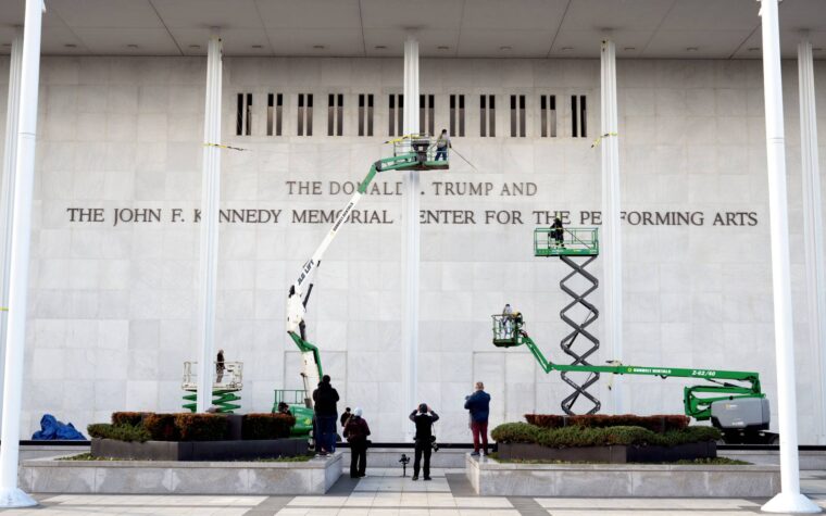 Le personnel du Kennedy Center commence à supprimer toutes les références à Donald Trump Le personnel du Kennedy Center commence à supprimer toutes les références à Donald Trump
