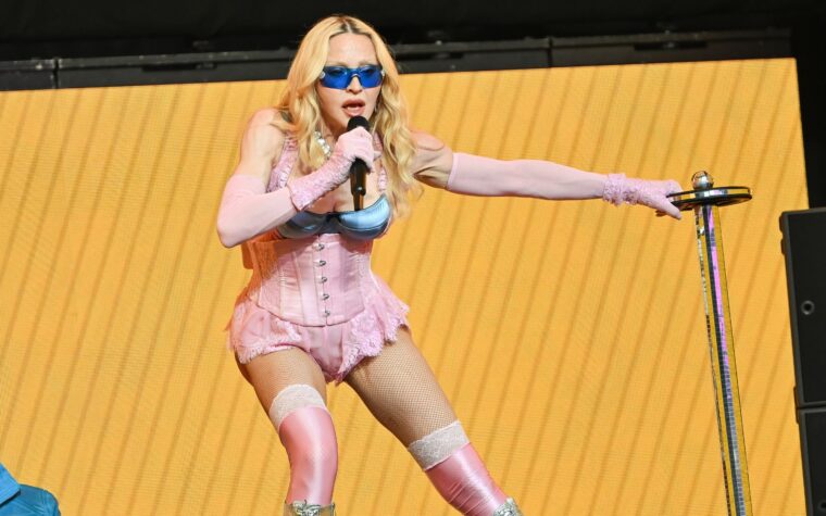 Madonna dit que son biopic a été abandonné à cause du coût : « J'ai eu une vie immense, donc j'avais besoin d'un gros budget » Madonna dit que son biopic a été abandonné à cause du coût : « J'ai eu une vie immense, donc j'avais besoin d'un gros budget »
