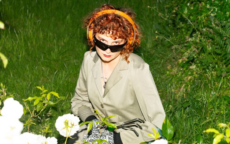 Phoebe Green annonce son nouvel album 'Premature Nostalgia' avec le single vertigineux 'There's Always Someone Kicking The Seat' Phoebe Green annonce son nouvel album 'Premature Nostalgia' avec le single vertigineux 'There's Always Someone Kicking The Seat'