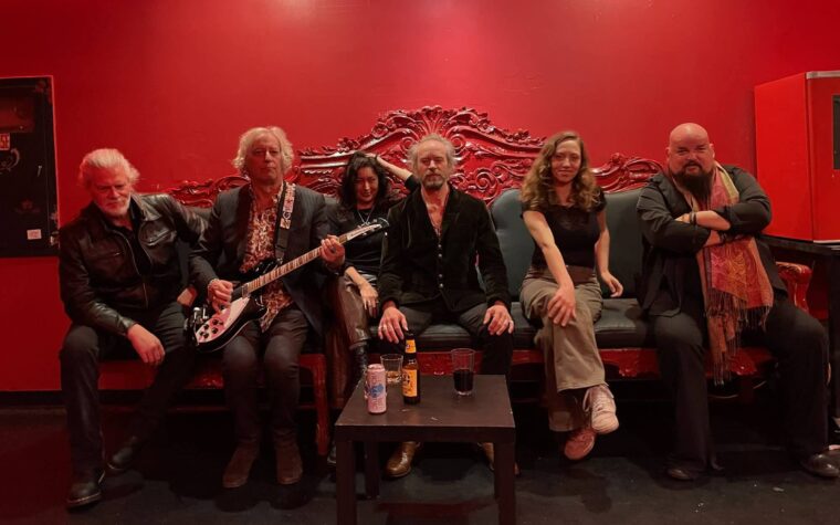 REM, QOTSA et le supergroupe Screaming Trees Drink The Sea annoncent un nouvel album et une tournée britannique et européenne en 2026 REM, QOTSA et le supergroupe Screaming Trees Drink The Sea annoncent un nouvel album et une tournée britannique et européenne en 2026