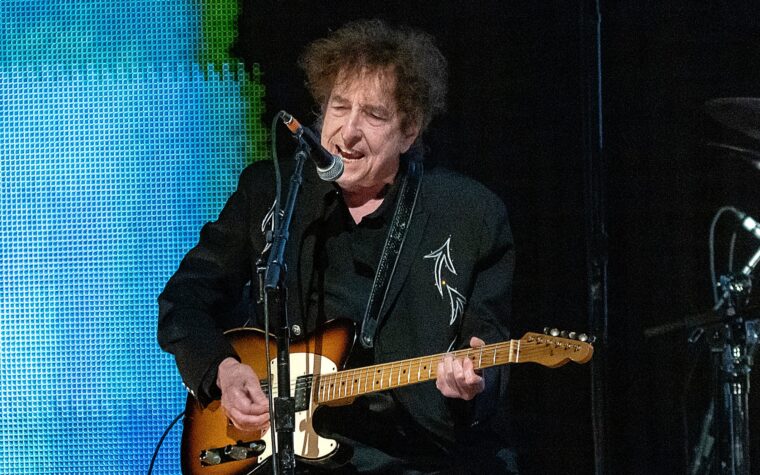 Regardez Bob Dylan jouer le morceau « Basement Tapes » « You Ain't Goin' Nowhere » pour la première fois en 14 ans lors d'un concert à Washington