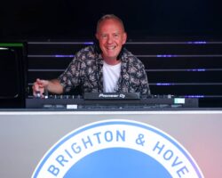 Regardez Fatboy Slim jouer de manière impromptue lors d’un rassemblement de protestation contre le fascisme à Brighton