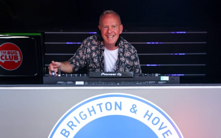 Regardez Fatboy Slim jouer de manière impromptue lors d’un rassemblement de protestation contre le fascisme à Brighton Regardez Fatboy Slim jouer de manière impromptue lors d’un rassemblement de protestation contre le fascisme à Brighton