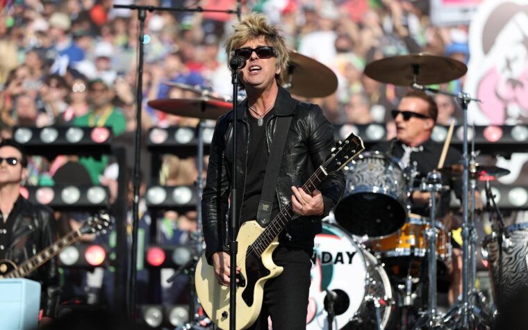 Regardez Green Day inspirer un jeune groupe à prendre la route dans la nouvelle bande-annonce complète de la comédie rauque « Nimrods » Regardez Green Day inspirer un jeune groupe à prendre la route dans la nouvelle bande-annonce complète de la comédie rauque « Nimrods »