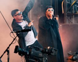Regardez Grian Chatten de Fontaines DC rejoindre Kneecap sur scène et jouer sur The Cure au Primavera Sound 2026