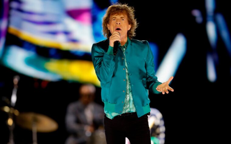 Regardez Mick Jagger donner un concert surprise et impromptu dans un pub avec des étudiants à Oxford Regardez Mick Jagger donner un concert surprise et impromptu dans un pub avec des étudiants à Oxford