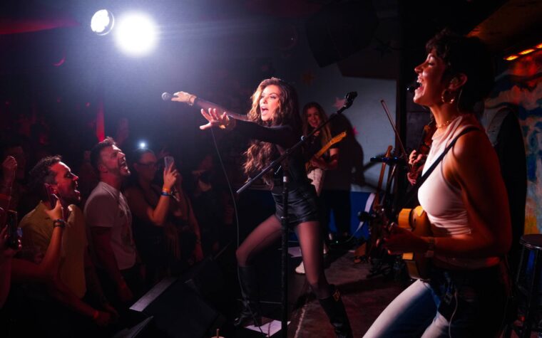 Regardez Shania Twain jouer un spectacle intimiste pouvant accueillir 200 personnes au Shacklewell Arms à Londres Regardez Shania Twain jouer un spectacle intimiste pouvant accueillir 200 personnes au Shacklewell Arms à Londres