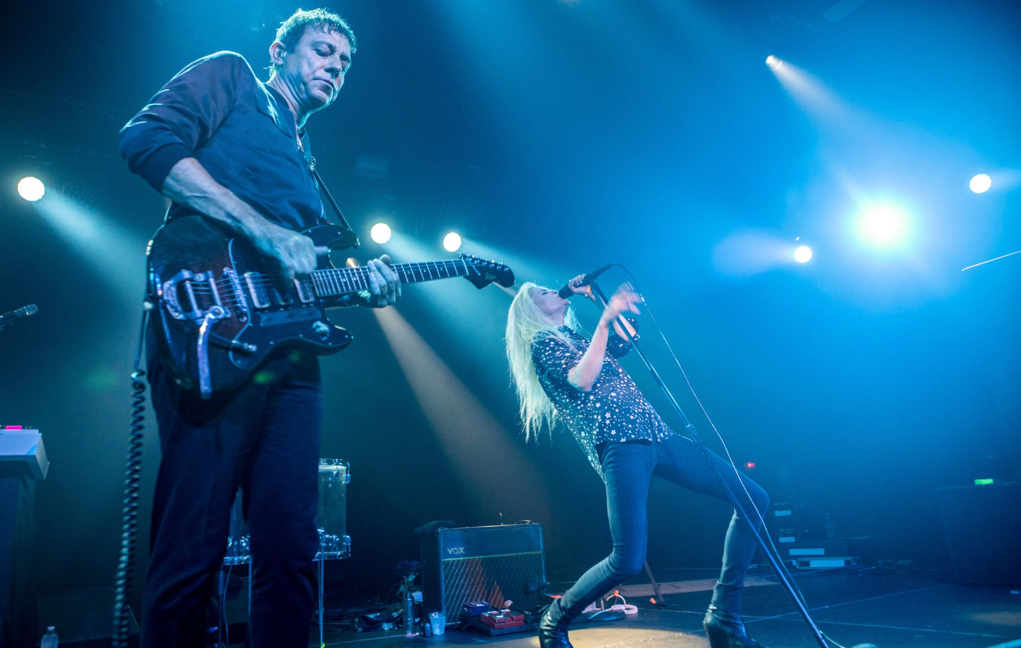 Jamie Hince et Alison Mosshart du groupe The Kills se produisent