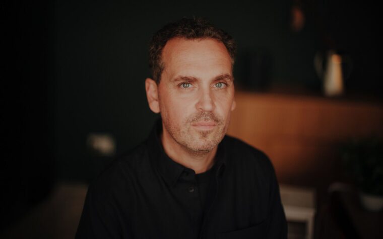 James Ford nous parle de l'écriture du nouvel album « Lost In Another World » alors qu'il suivait un traitement contre la leucémie James Ford nous parle de l'écriture du nouvel album « Lost In Another World » alors qu'il suivait un traitement contre la leucémie