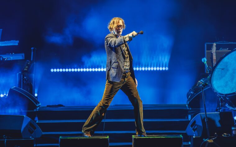 Regardez le moment où Pulp joue « Common People » à Mad Cool 2026 alors que les fans anglais célèbrent leur victoire contre la Norvège Regardez le moment où Pulp joue « Common People » à Mad Cool 2026 alors que les fans anglais célèbrent leur victoire contre la Norvège