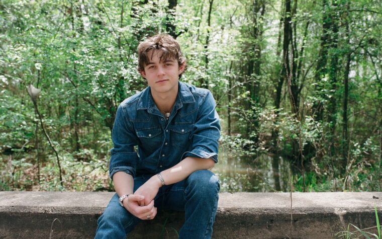 Waylon Wyatt – Critique de « Dustpiles » : la star montante de la country est là pour prendre votre cœur au lasso Waylon Wyatt – Critique de « Dustpiles » : la star montante de la country est là pour prendre votre cœur au lasso