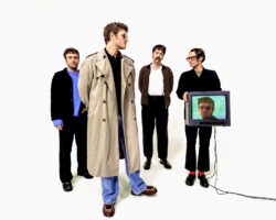 Yard Act – Critique de « You're Gonna Need A Little Music » : les gars de Leeds se concentrent sur leur vraie forme