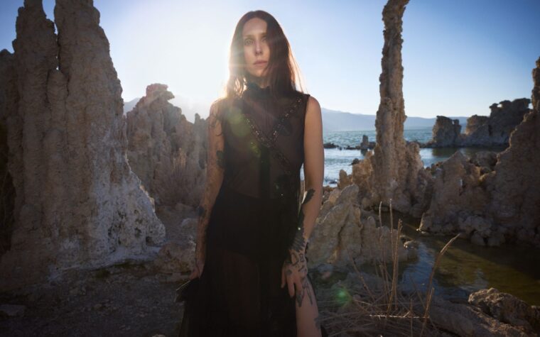 Chelsea Wolfe parle du nouvel album 'The Dark' : « J'ai dû traverser des moments difficiles pour arrêter de m'abandonner » Chelsea Wolfe parle du nouvel album 'The Dark' : « J'ai dû traverser des moments difficiles pour arrêter de m'abandonner »
