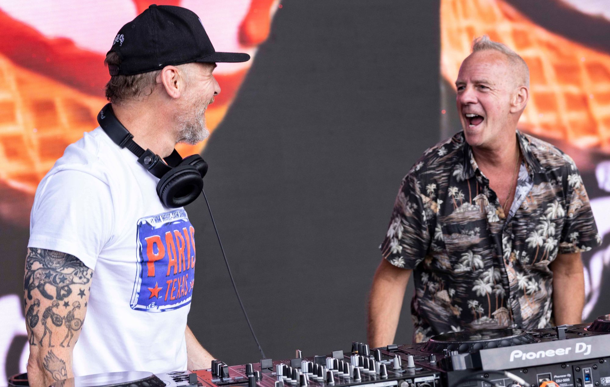 Simon Pegg et Fatboy Slim à Big Beach Boutique 7. CRÉDIT : Dan Reid