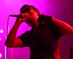 Regardez les Strokes lancer « Dine N'Dash » alors qu'ils lancent « Reality Awaits » à l'emblématique Red Rocks