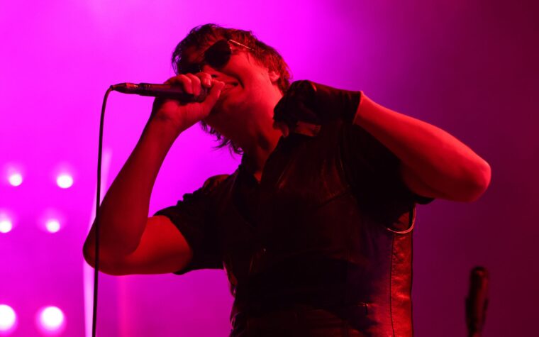 Regardez les Strokes lancer « Dine N'Dash » alors qu'ils lancent « Reality Awaits » à l'emblématique Red Rocks Regardez les Strokes lancer « Dine N'Dash » alors qu'ils lancent « Reality Awaits » à l'emblématique Red Rocks
