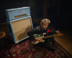 Billie Joe Armstrong de Green Day annonce une guitare Epiphone Radiant Red Les Paul Junior en édition limitée et un ampli Marshall Artist Signature