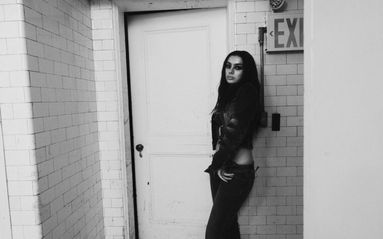 Charli XCX – Critique « Musique, Mode, Film » : un instantané de la célébrité d'un véritable artiste moderne Charli XCX – Critique « Musique, Mode, Film » : un instantané de la célébrité d'un véritable artiste moderne