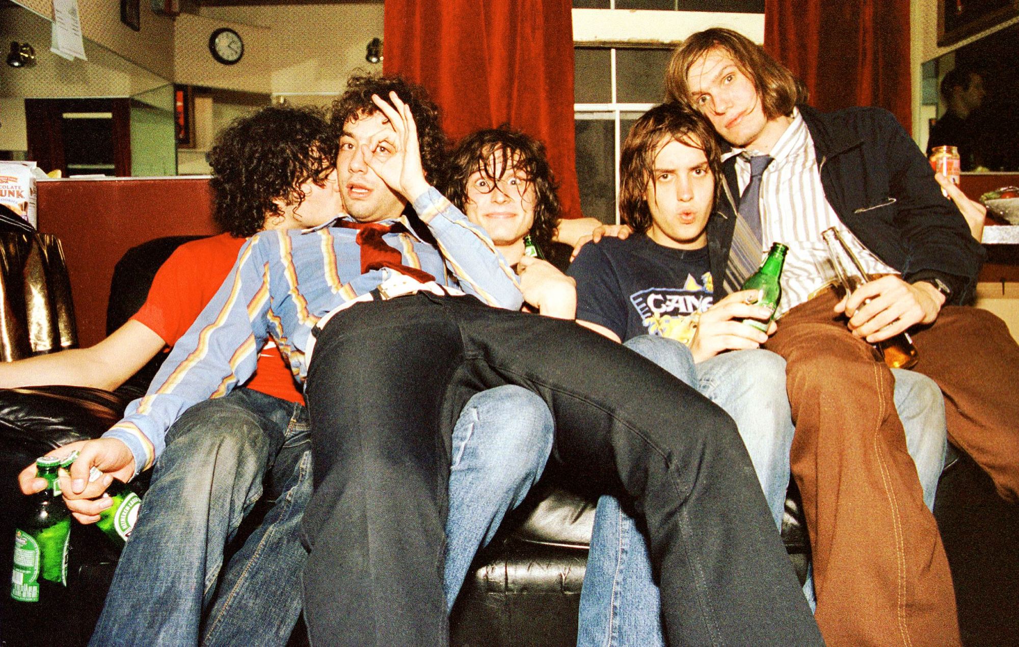 Les Strokes dans les coulisses de Californie en 2001 (Photo d'Anthony PIdgeon/Redferns)
