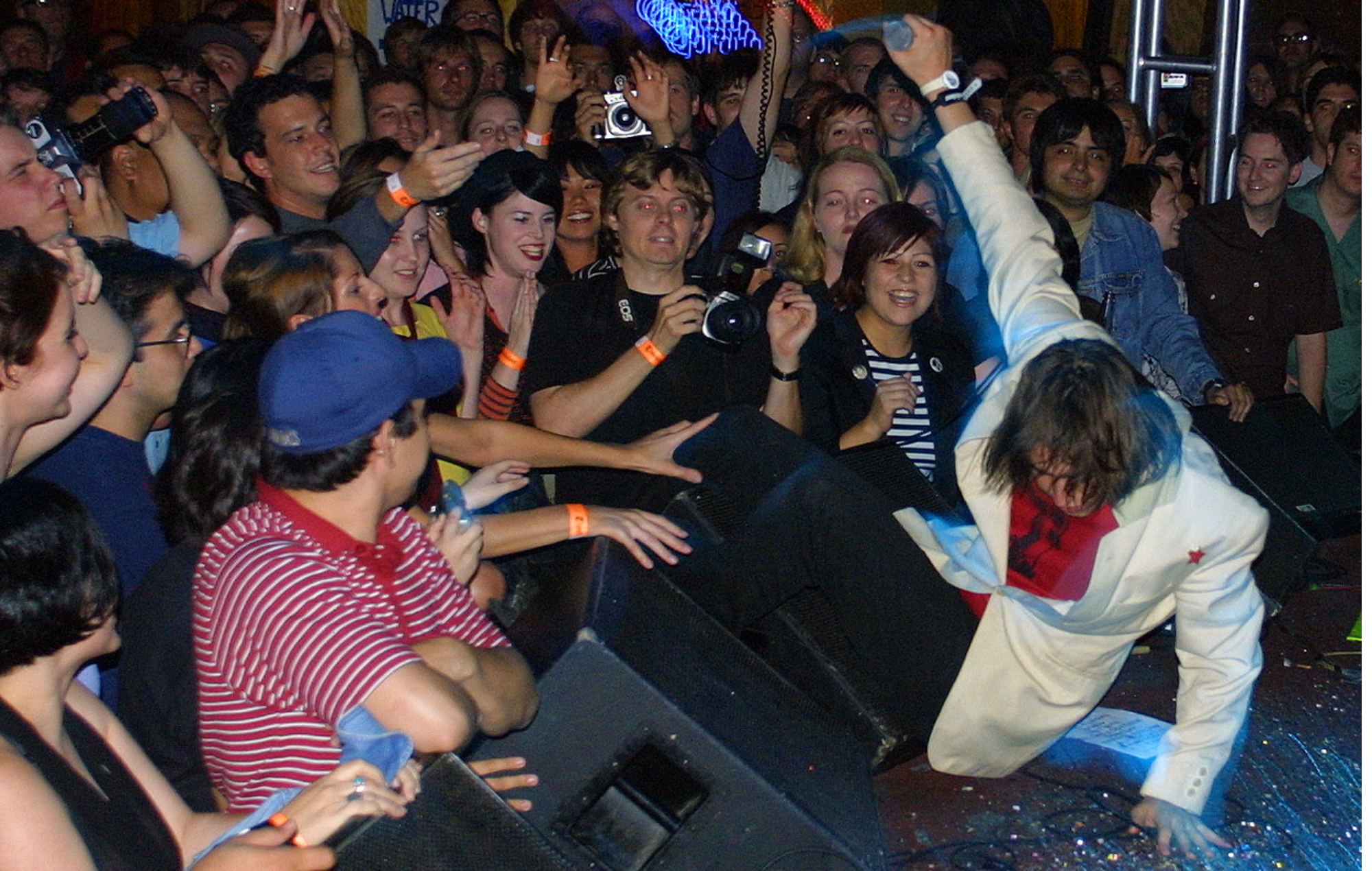 Julian Casablanca de The Strokes au Troubadour à Hollywood en 2002 (Photo de Gina Ferazzi/Los Angeles Times via Getty Images)