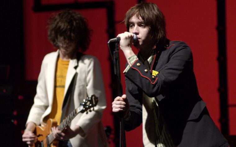 « Is This It » des Strokes fête ses 25 ans : le producteur Gordon Raphael parle de la magie de la mise en bouteille et si cela pourrait se reproduire un jour « Is This It » des Strokes fête ses 25 ans : le producteur Gordon Raphael parle de la magie de la mise en bouteille et si cela pourrait se reproduire un jour