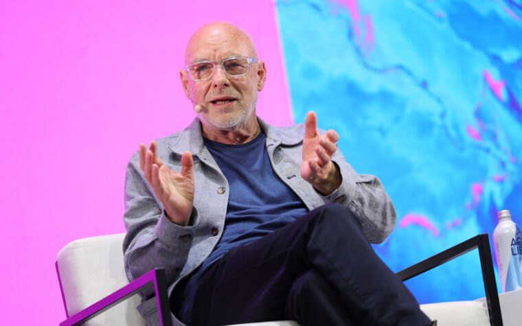Brian Eno, Gary Lineker et Richard Curtis parmi les millionnaires britanniques demandant à Andy Burnham de les taxer davantage Brian Eno, Gary Lineker et Richard Curtis parmi les millionnaires britanniques demandant à Andy Burnham de les taxer davantage