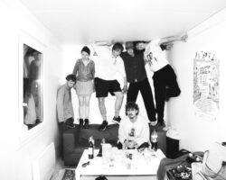 Fat Dog dresse le portrait de "deux putains de fous qui se disputent constamment" sur son nouveau single maniaque "Shit Love"