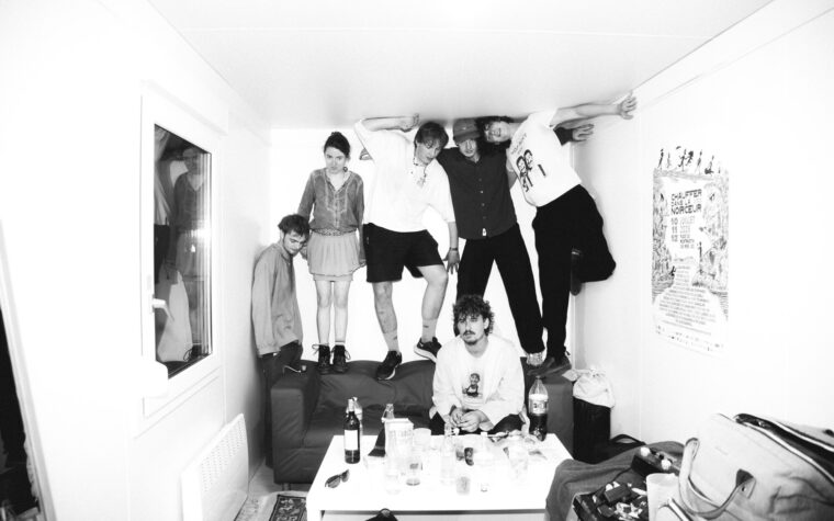 Fat Dog dresse le portrait de « deux putains de fous qui se disputent constamment » sur son nouveau single maniaque « Shit Love » Fat Dog dresse le portrait de « deux putains de fous qui se disputent constamment » sur son nouveau single maniaque « Shit Love »